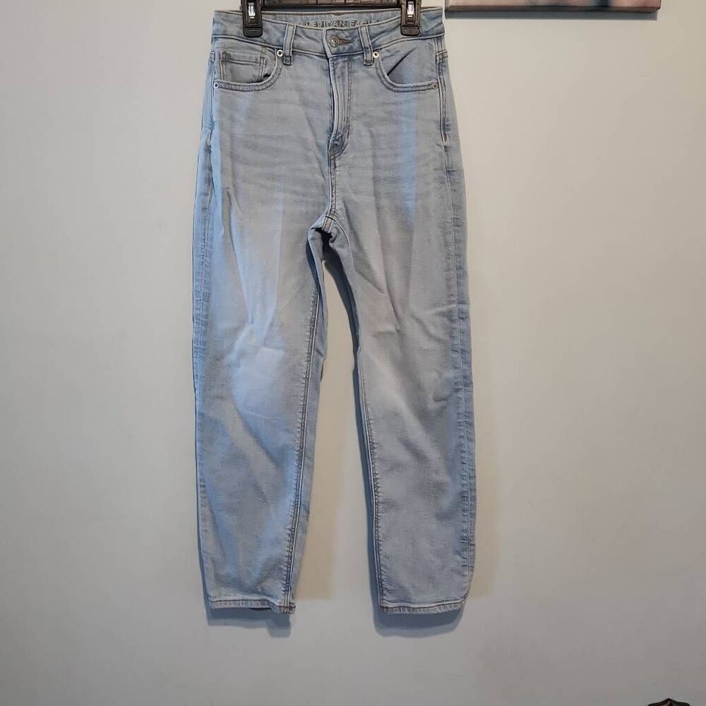 American Eagle size 0 Short Light Wash Mom Straight Jeans
